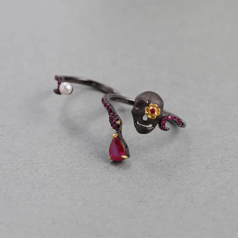 GEM'S BALLET Natural Ruby Gems - Gothic Skull Ring recensione e prezzo