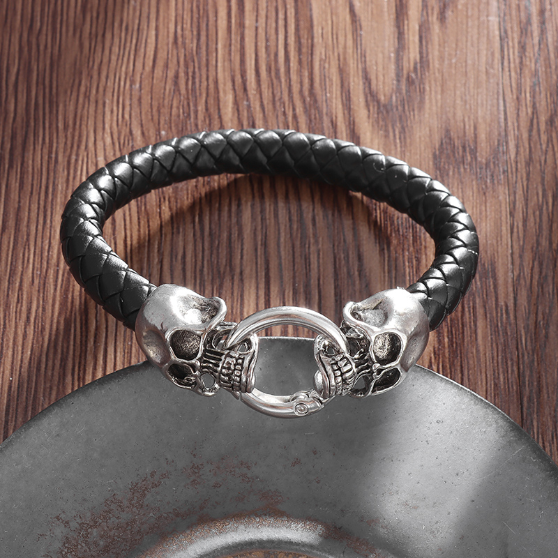 Bracciale in pelle intrecciata - Gothic Skull Ring recensione e prezzo